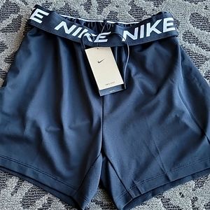 New w/tags NIKE DRI FIT SHORT SIZE SMALL